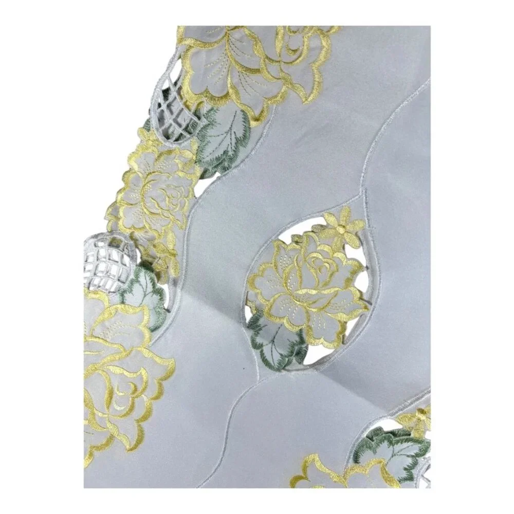 NWT‎ Embroidered Yellow Rose Table Runner
